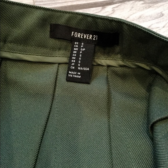 💗NWOT School Girl Khaki Green Pleated Mini Skirt by F21 in Size S - Picture 3 of 7